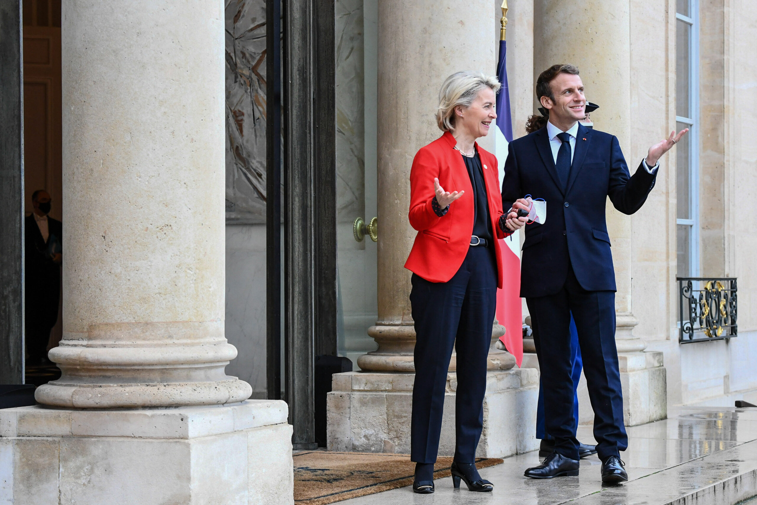 La Comisión Europea respalda la estrategia de Macron contra los no vacunados en Francia