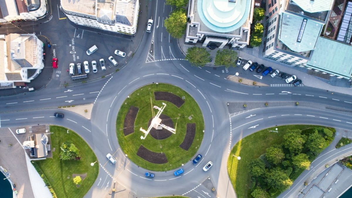 La DGT y la Guardia Civil explican cómo conducir en una rotonda, y se lía en Twitter