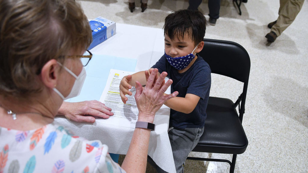 La FDA autorizaría el refuerzo de la vacuna de Pfizer para menores de 11 a 15 años