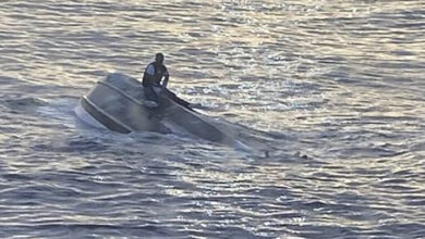 La Guardia Costera busca a 38 personas frente a la costa de Florida tras el naufragio de un barco