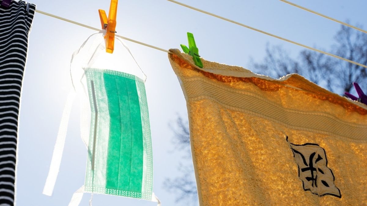 La OCU recomienda planchar las mascarillas para que recuperen sus propiedades