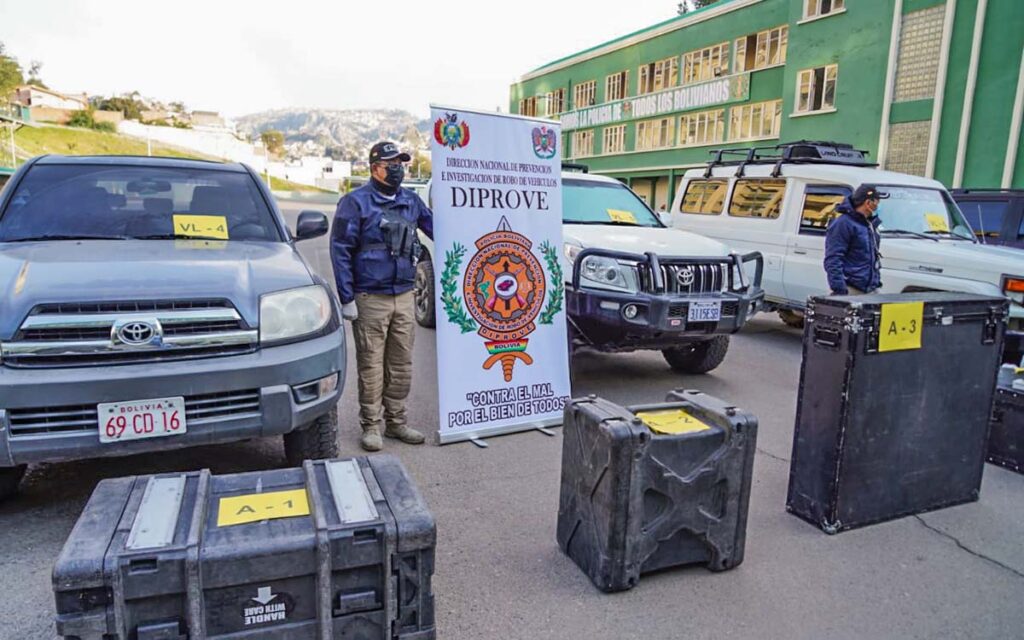 La Policía de Bolivia recupera vehículos de la Embajada de Venezuela vendidos por 'diplomáticos' de Guaidó