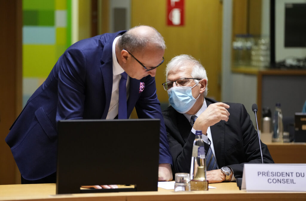 La UE se desmarca de Washington y Londres y mantiene a su personal diplomático en Ucrania