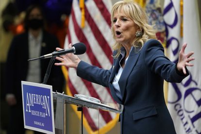 La primera dama Jill Biden habla durante una visita al Bergen Community College en Paramus, Nueva Jersey.