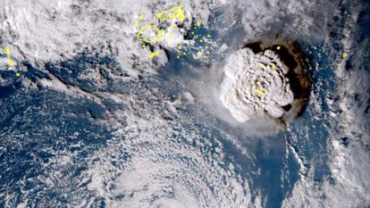 La erupción de un volcán submarino en el sur del Pacífico provoca un tsunami en la isla de Tonga