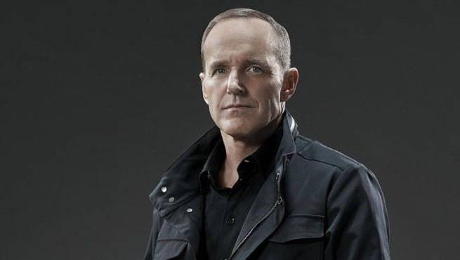 La estrella de Marvel Clark Gregg revela que “se fue relativamente ileso” del accidente automovilístico y comparte una foto aterradora