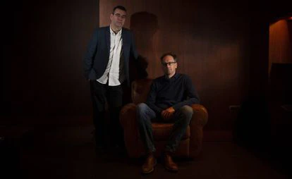 Mike Herron (izquierda) y Charles Cumming en 2019 en Barcelona.