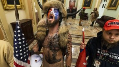 Jacob Anthony Chansley, durante su protesta en el interior del Capitolio el 06 de enero del 2021.