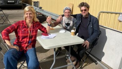 La imagen de Flash BTS muestra a Ezra Miller en traje de Mo-Cap con el director de la película