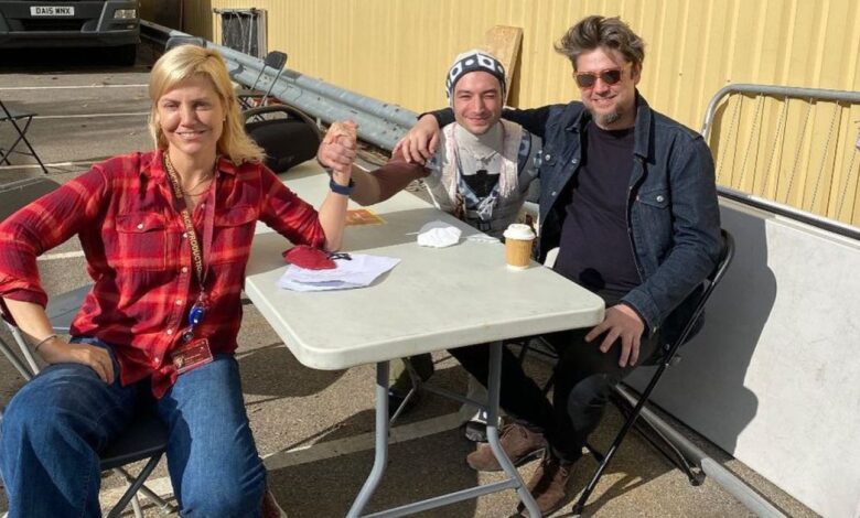 La imagen de Flash BTS muestra a Ezra Miller en traje de Mo-Cap con el director de la película