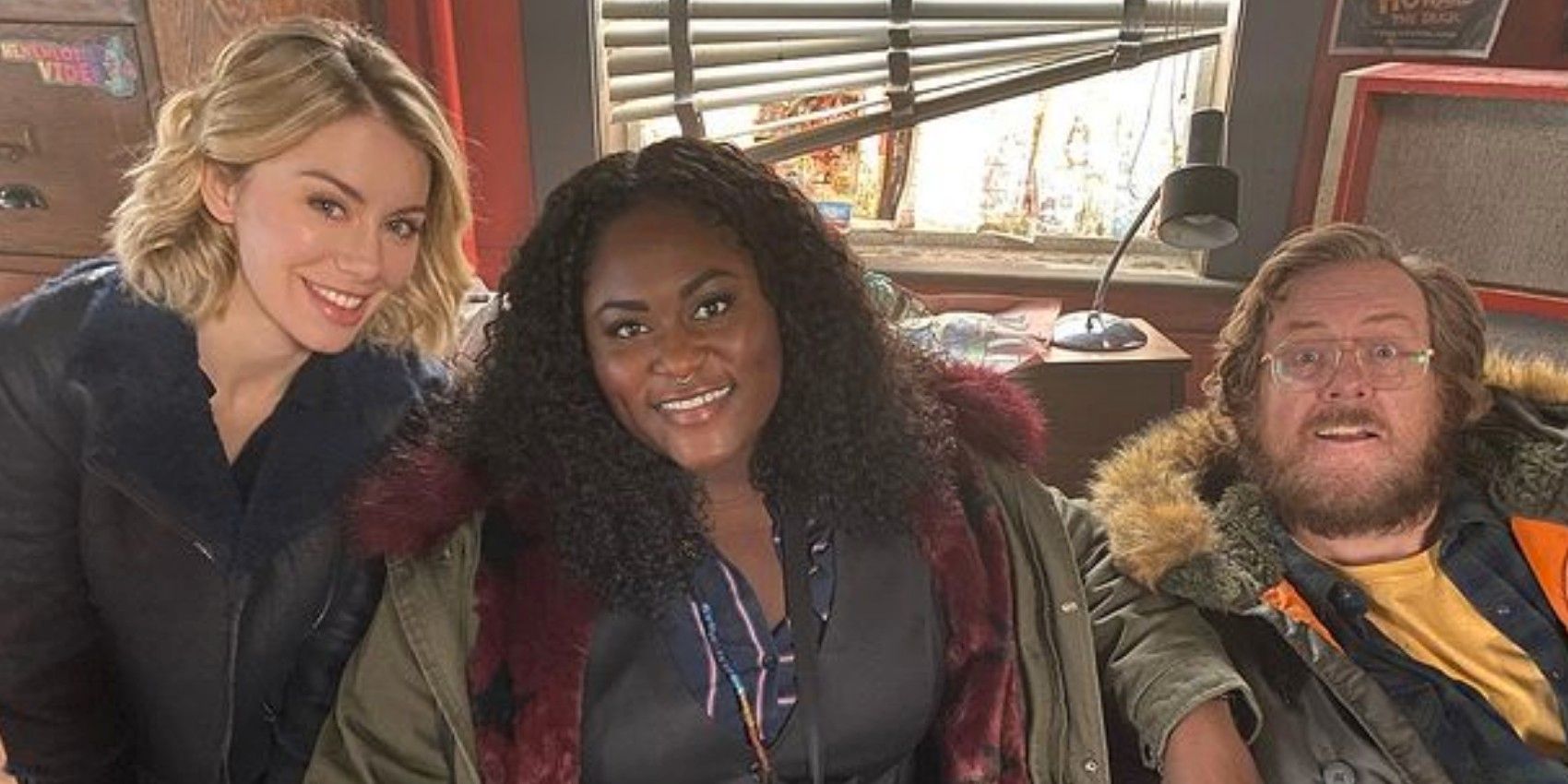 La imagen de Peacemaker BTS muestra el equipo de DC de Anti-Hero en el set