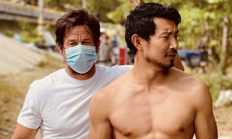 La imagen del set de Mark Wahlberg y Simu Liu revela el primer vistazo a su nueva película