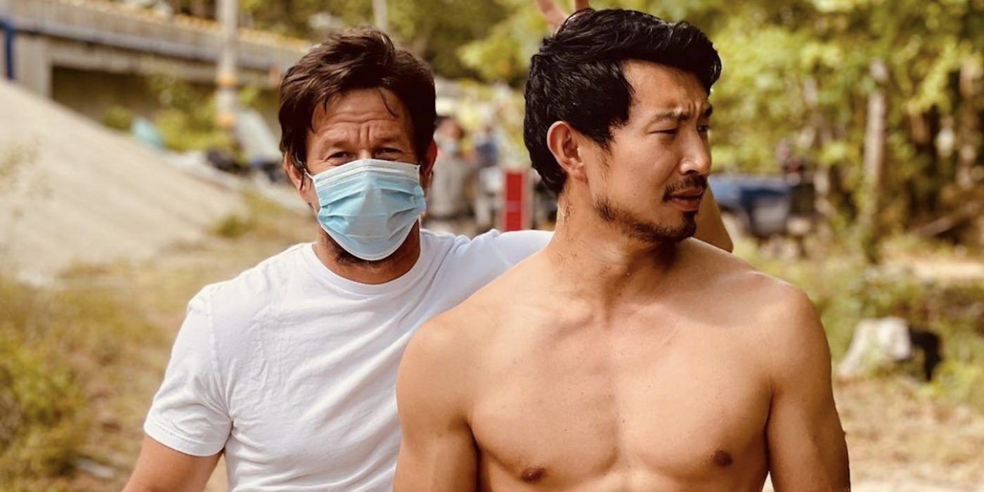 La imagen del set de Mark Wahlberg y Simu Liu revela el primer vistazo a su nueva película
