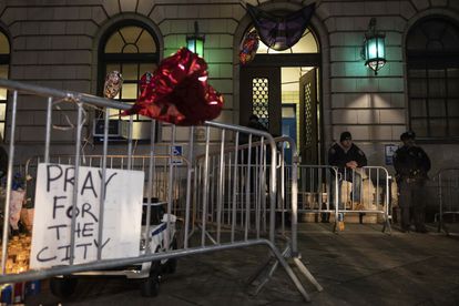 Homenaje a los dos policías a las puertas de su comisaría, este lunes en Nueva York. En el cartel puede leerse: "Reza por la ciudad".