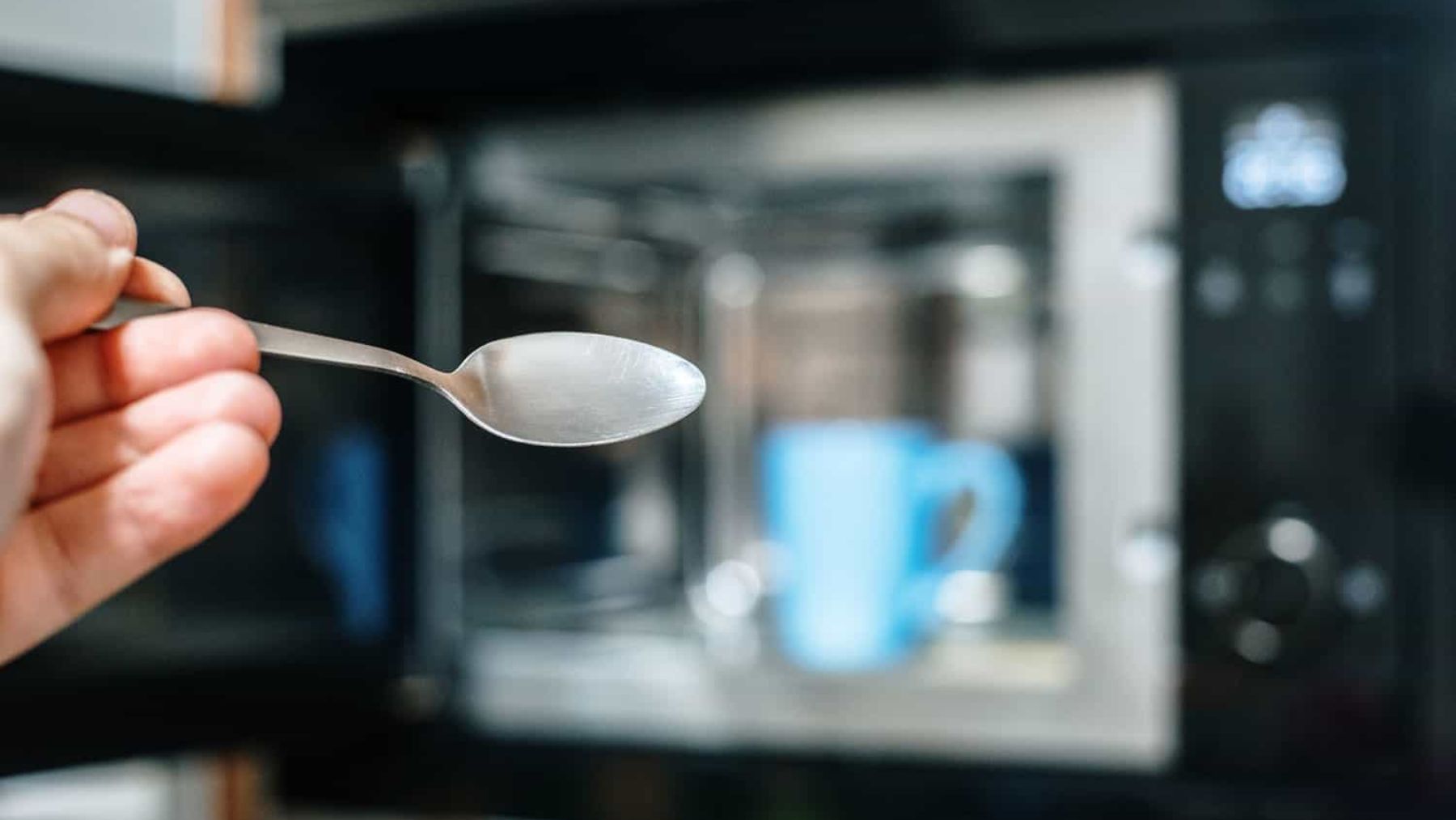 La razón por la que debes meter una cuchara en el microondas