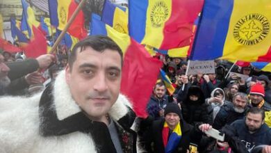 El líder de los ultras de AUR George Simion en una imagen que colgó en Twitter durante una manifestación en Rumanía.
