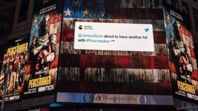 La valla publicitaria pacificadora en Times Square presenta tweets de fanáticos sobre el programa de DC