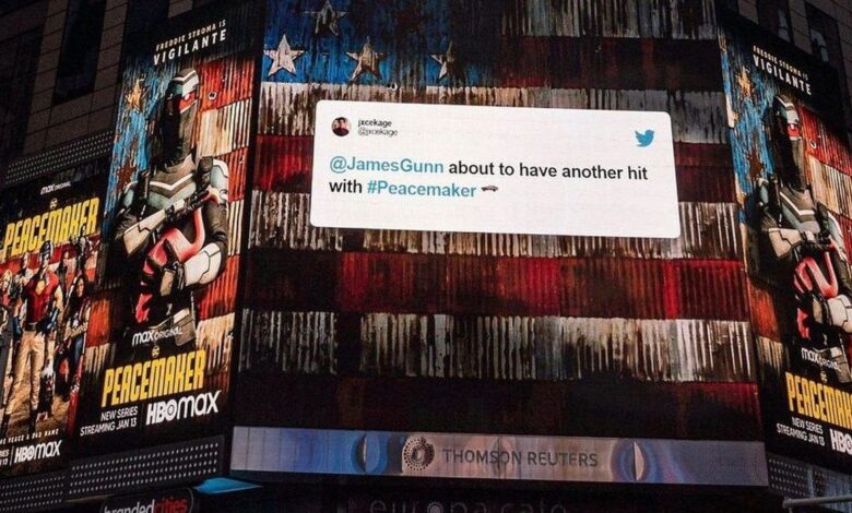 La valla publicitaria pacificadora en Times Square presenta tweets de fanáticos sobre el programa de DC