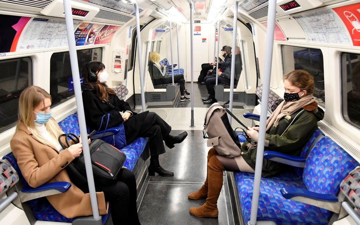 La variante ómicron "se retira", considera Reino Unido