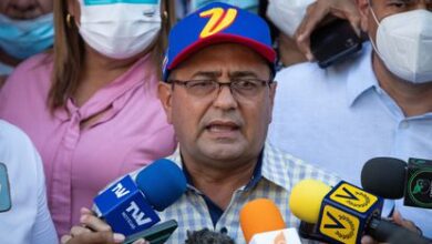 El gobernador electo del Estado Barinas, Sergio Garrido, habla a los medios de comunicación este lunes 10 de enero.