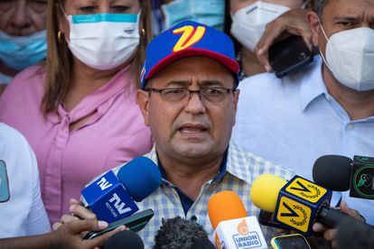 El gobernador electo del Estado Barinas, Sergio Garrido, habla a los medios de comunicación este lunes 10 de enero.
