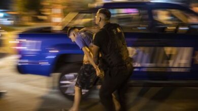 Un policía detiene a un hombre sospechoso de haber participado en un homicidio en Rosario, Argentina, el pasado 12 de diciembre.