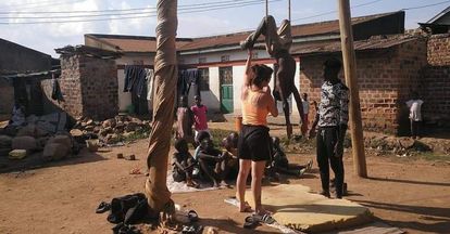Lara Renard impartiendo una clase de trapecio en un suburbio de Kampala (Uganda).