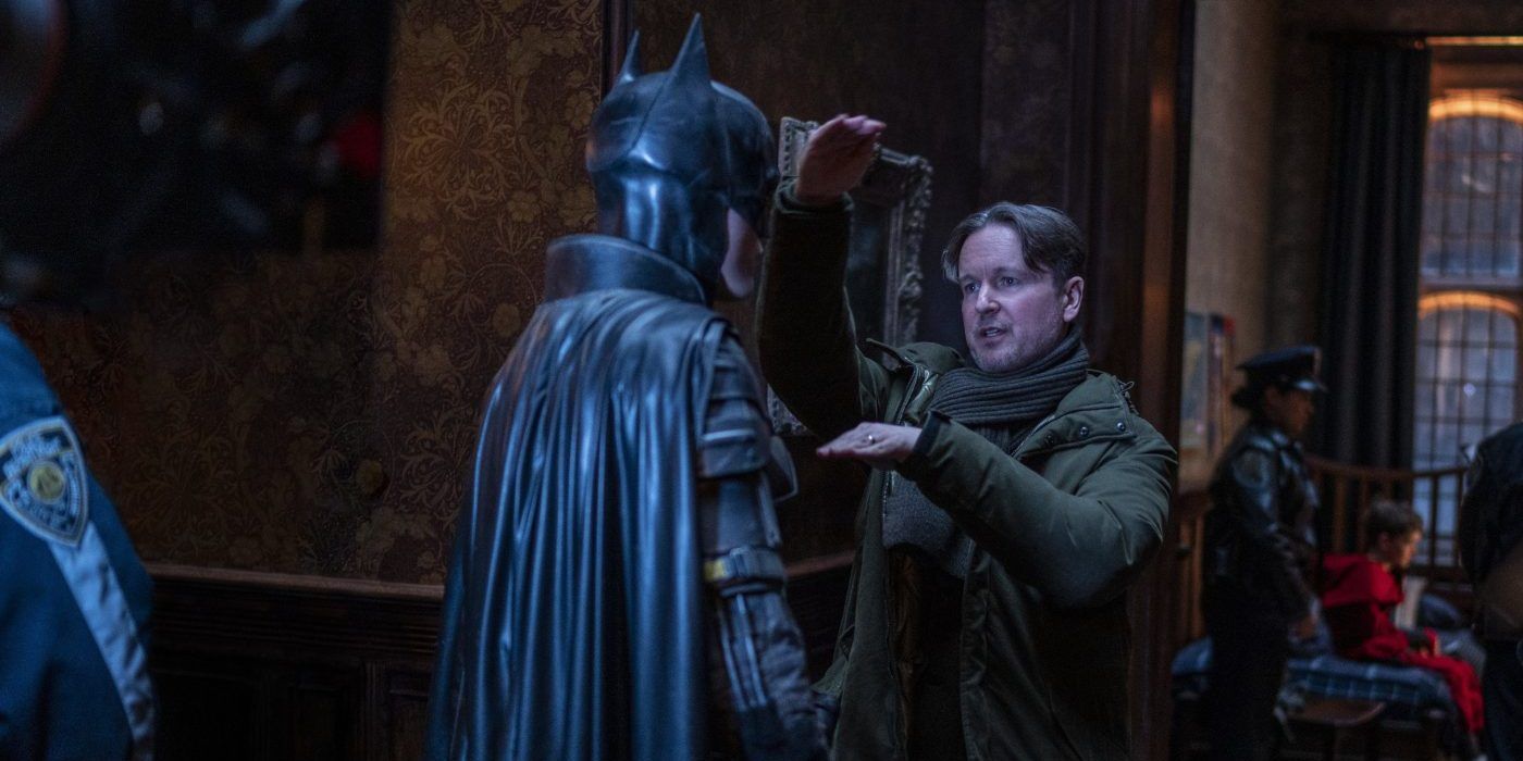 Las imágenes de Batman BTS muestran a Matt Reeves dirigiendo a Robert Pattinson
