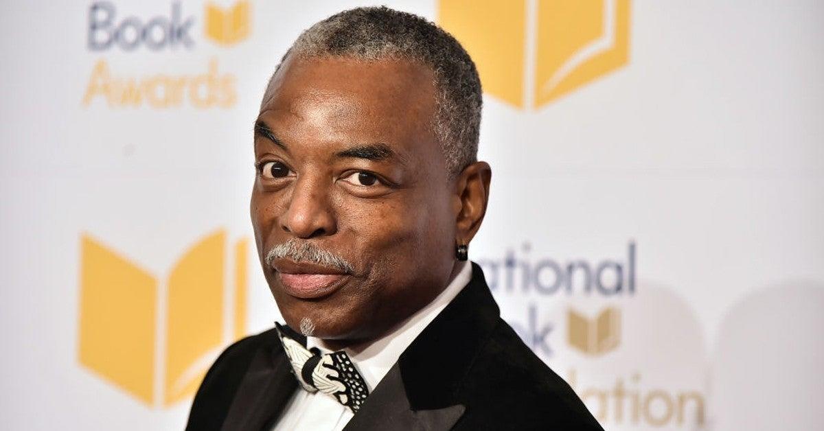 LeVar Burton de Star Trek lanzando monedas en el Rose Bowl