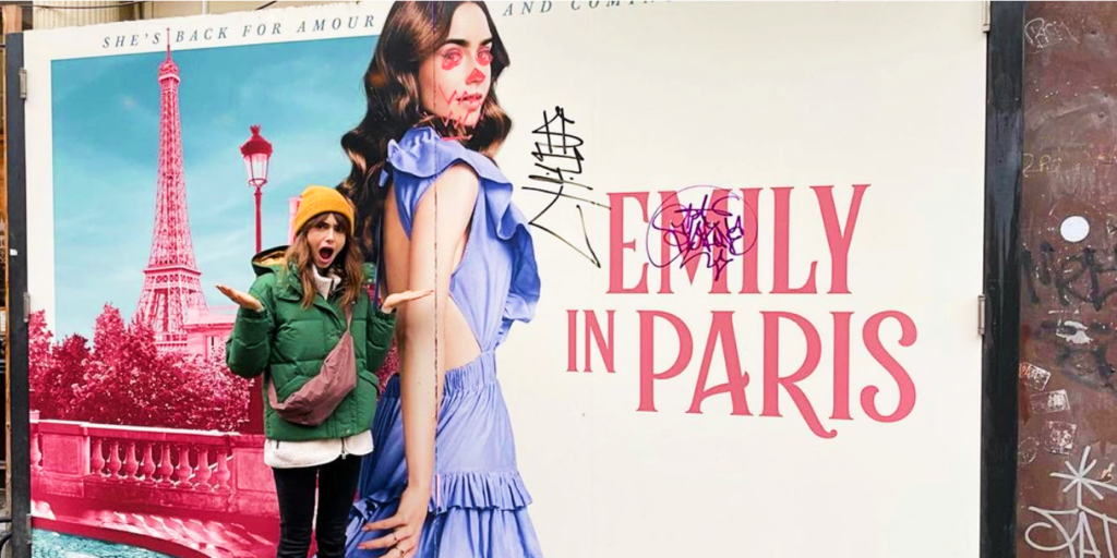 Lily Collins publica una imagen divertida con Emily pintada en la cartelera de París