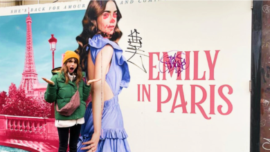 Lily Collins publica una imagen divertida con Emily pintada en la cartelera de París