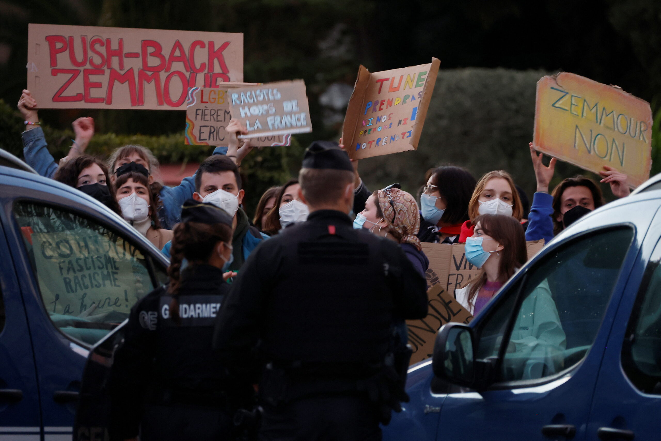 Los aspirantes al Elíseo pelean por los 500 avales necesarios para presentarse