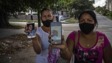Las madres de dos manifestantes que fueron arrestados durante las protestas de julio pasado en Cuba, este martes en La Habana.