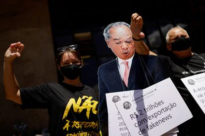 Una imagen del ministro de Economía, Paulo Guedes, este martes en las protestas de los funcionarios para reclamar un amento salarial.