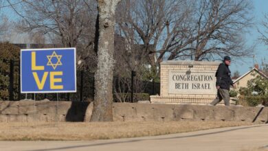 Los rehenes retenidos en una sinagoga en Texas escaparon después de que el rabino tirara una silla al atacante