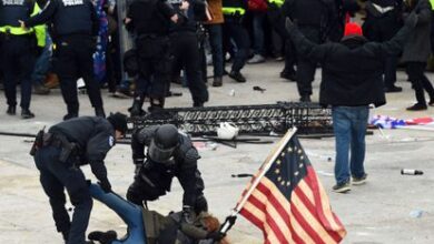 La policía detiene a un manifestante en la protesta a favor de Donald Trump frente al Capitolio el 6 de enero de 2021.