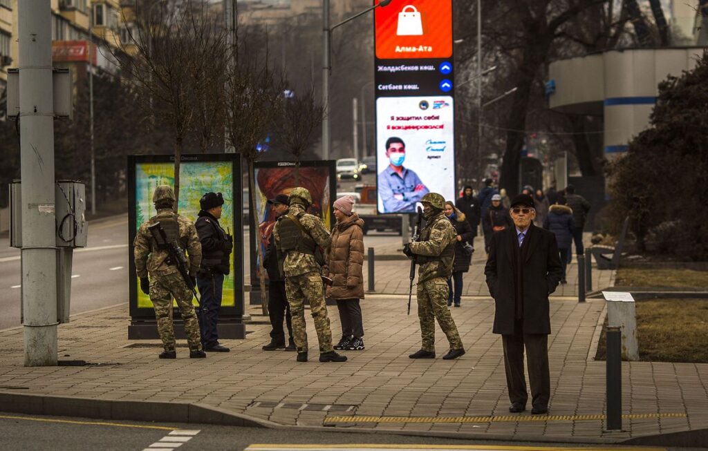 Los tanques rusos concluyen la misión en Kazajistán