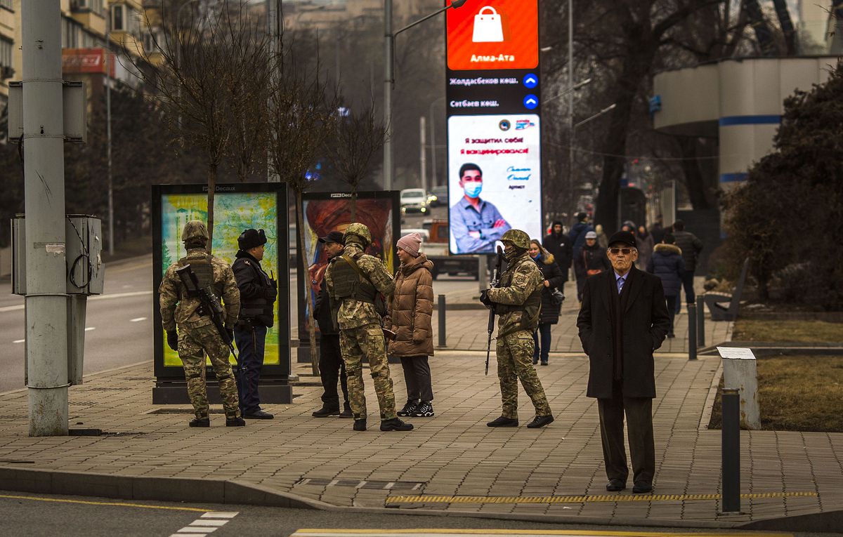 Los tanques rusos concluyen la misión en Kazajistán