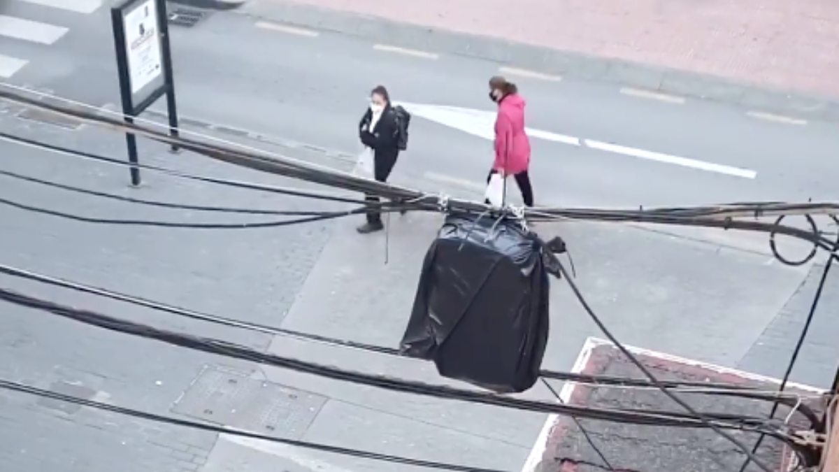 Málaga: Una familia malagueña desesperada por un altavoz en su ventana que reproduce villancicos de Navidad todo el día