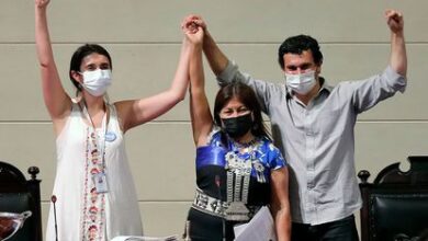 La nueva presidenta de la Constituyente María Elisa Quinteros (izquierda) celebra su elección con la presidenta saliente Elisa Loncon y Jaime Bassa este miércoles en Santiago.