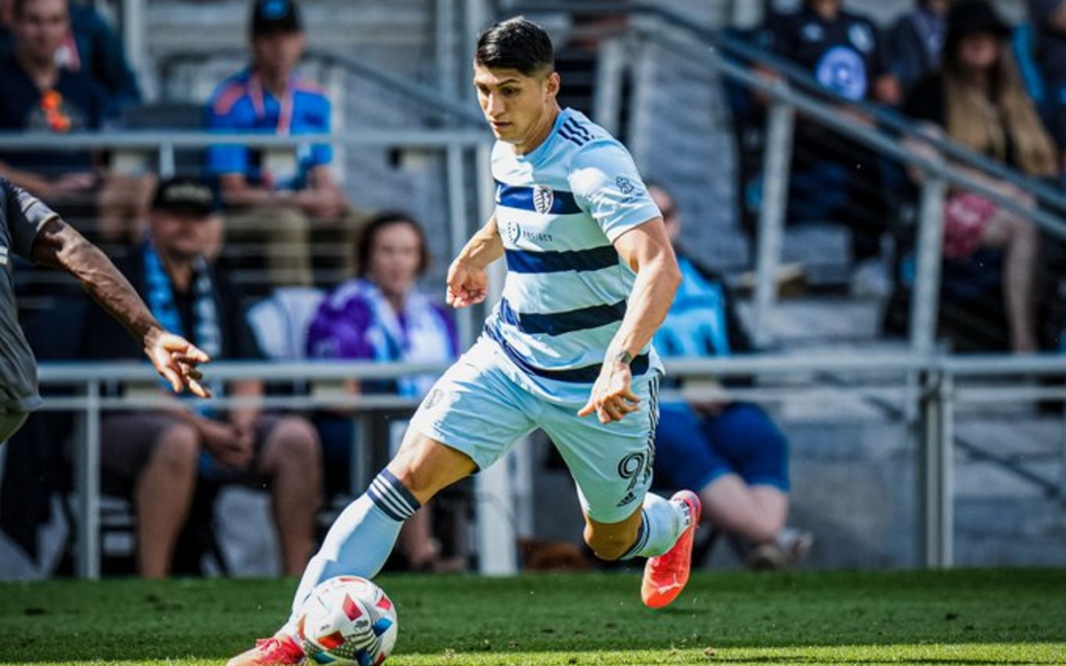 Meterán cuchillo a Alan Pulido en la rodilla izquierda | Video