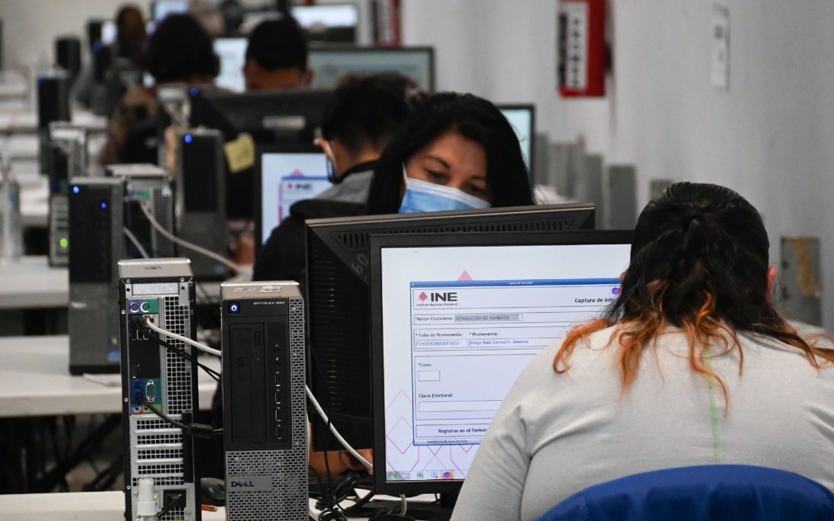 Mexicanos en el extranjero podrán votar vía internet en revocación de mandato