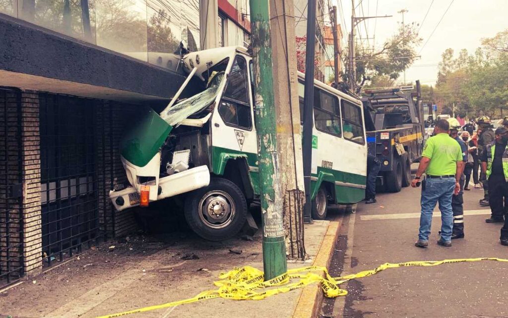 Microbús pierde el control y se estrella en la colonia Vallejo, CDMX