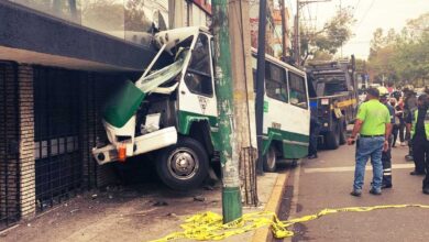 Microbús pierde el control y se estrella en la colonia Vallejo, CDMX