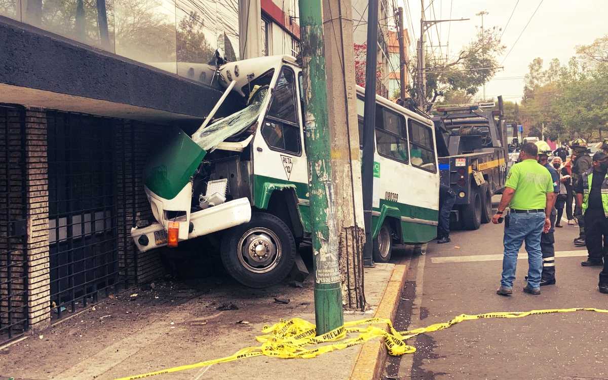 Microbús pierde el control y se estrella en la colonia Vallejo, CDMX