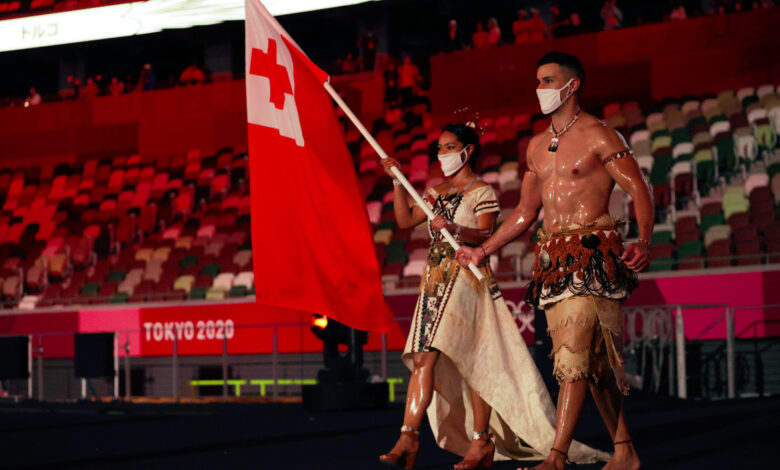Mientras buscaba a su padre, atleta olímpico de Tonga recauda fondos para su país tras tsunami