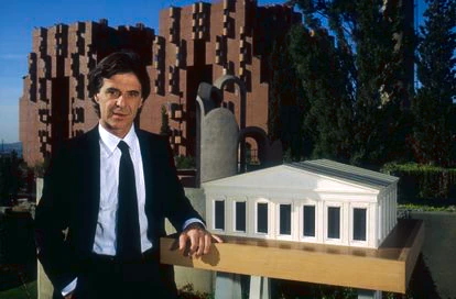 Ricardo Bofill en la sede de Taller de Arquitectura en Barcelona en los años ochenta.