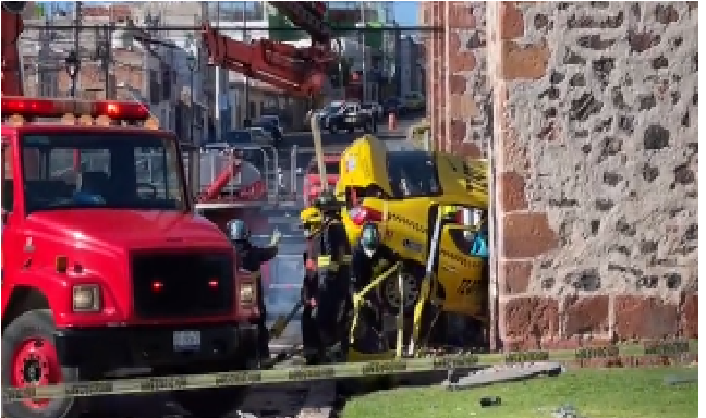Muere prensada una mujer, taxi es impactado por otro auto, en Los Arcos de Querétaro