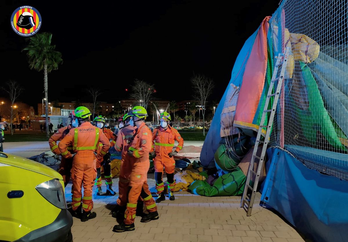 Muere una de las niñas accidentadas al volcarse un castillo hinchable en Valencia