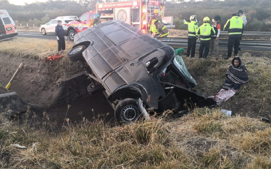 Mueren 12 peregrinos tras volcadura de camioneta en Lagos de Moreno, Jalisco; iban de Toluca